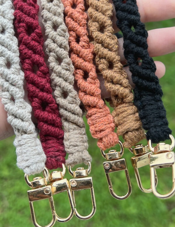 Iris • Macrame Keychain | Wrist Strap - Imagen 4