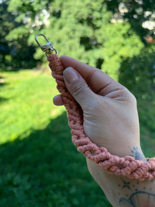 Iris • Macrame Keychain | Wrist Strap - Imagen 6