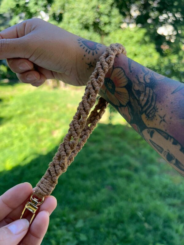 Iris • Macrame Keychain | Wrist Strap - Imagen 3